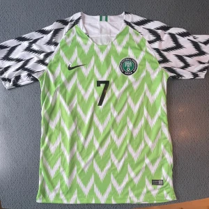 Nigeria fotbollströja från VM 2018 MUSA #7 - En klassisk fotbollströja med Ahmed Musa på ryggen. Fotbollströjan är i perfekt skick och i storlek L.