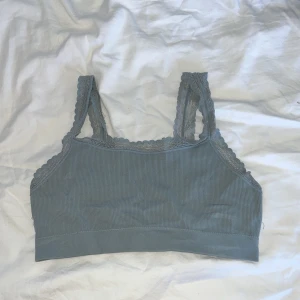 Blå spets topp🩵 - En jätte fin blå spets topp🩵 Man kan lägga in inlägg🩵Bra skick och jätte skönt material💕 Pris kan diskuteras 💕💕