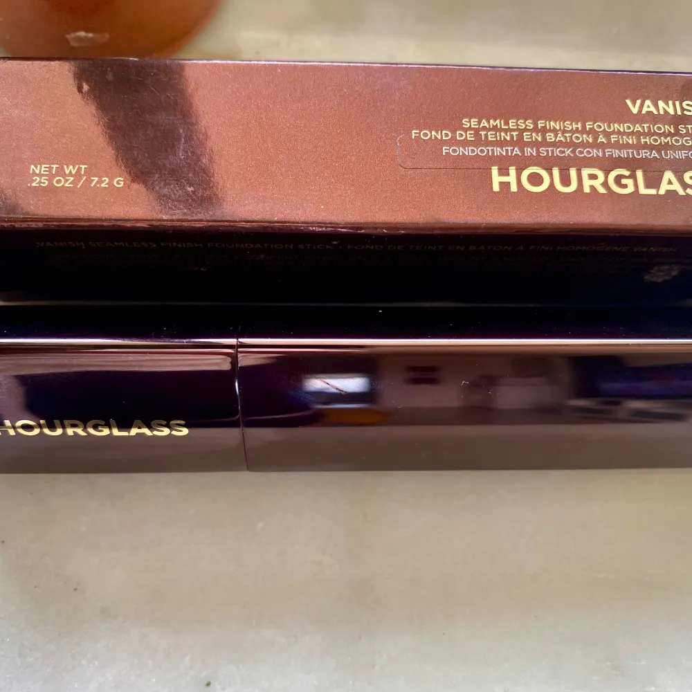 Hourglass Fountation Stick  Golden Tan  På det tredje fotot kan du se produktens skick. Accessoarer.