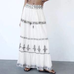 Perfekta lång kjolen till sommaren som är slutsålt överallt💞 lägg prisförslag 
