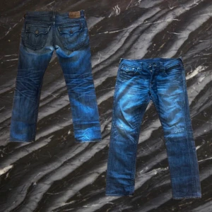 Extremt ”rare” baggy true religion jeans.  - Ett par tvärsnygga jeans från  True Religion som används fåtal gånger - köpta här på plick och har minimala skador. 👍💯
