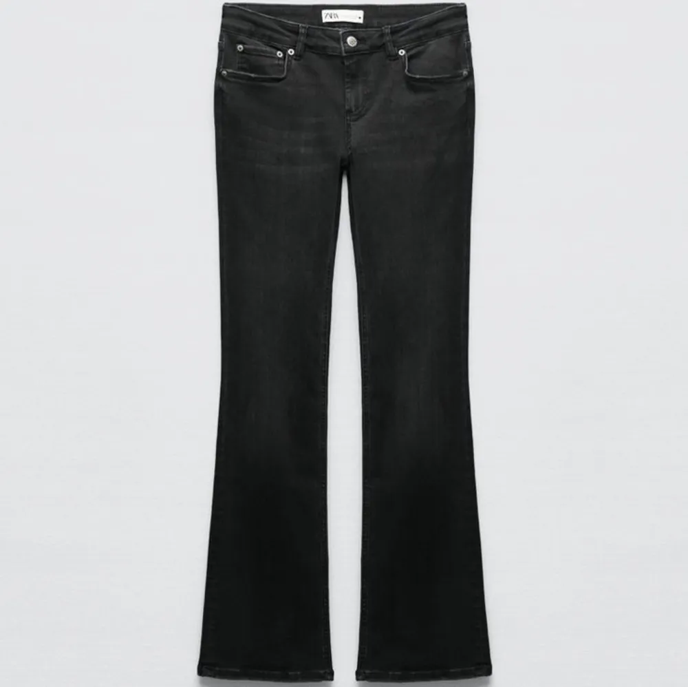 söker dessa låg midjade zara jeans i storlek 34! 💘. Jeans & Byxor.
