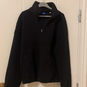 Fluffig fleece quarter zip - En skön quarter zip. Finns ingen storlek etikett men det är en Large. Polyester material men har en fleece känsla :)