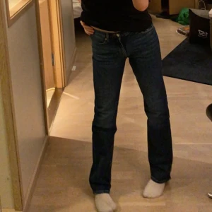 Weekday arrow Lågmidjade Jeans  - Säljer dessa byxor eftersom jag ej använder de och de är för små 😍