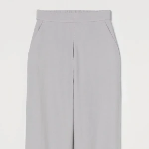 Kostymbyxor  - Ljusgråa kostymbyxor med slits från H&M. Uppsydda då dem var för långa för mig vid köpet (jag är 158cm). Tunt och bekvämt material, höga i midjan. Säljs på grund av att dem inte används längre. Använda fåtalet gånger, fint skick.( lite små i storlek)