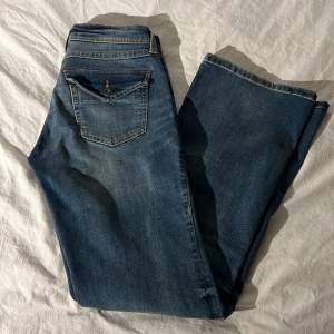 Lågmidjade bootcut jeans från HMs divided avdelning. Slutsålda på hemsidan.