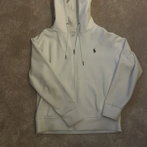  ralph louren zip - Hej säljer nu denna ralph louren zip tröja. Tröjan har inga fläckar eller andra tecken på användning. Hör gärna av er vid fler frågor