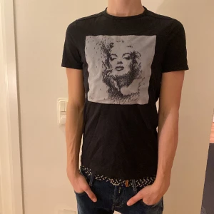 Limitato T-shirt - Tja säljer nu denna sköna limitato tishan med ett ass fränt tryck på Varan är i mycket bra skick då den inte använts mycket alls då den är för liten för mig. Skick 9/10 Storlek: S Pris:400kr obs! Nypris 1100kr Tveka inte på att höra av er