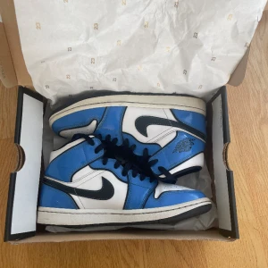 Jordan 1 Signal blue  - Jordans 1 signal blue  Skick 9/10 knappt använda köpt på soldout.se för runt 3k (kvitto finns) Stolek 40 Bara och skriva för frågor eller fler bilder