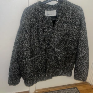 Carin wester/Åhlens  - Kort fin jacka som är från Åhléns nytt pris 500kr  Säljer för att den inte passar