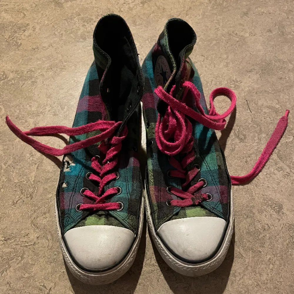 Snygga ÄKTA vintage Converse med rutigt mönster. Ett par hål från skejtandet, dock bara i de översta två lagren av skon. Innersulor fattas.  Skorna är i storlek 42.5 men sitter snarare som 41.5! . Skor.