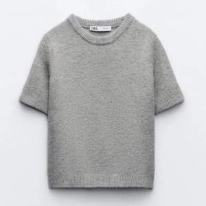 Jättesnygg grå stickad tröja från zara som inte passat, andra bilden är mest för att visa så man inte blir scammad 😊 den ser ljusare ut i dagsljus😊