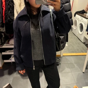 Jacka - Så cool och snygg marinblå jacka! Helt ny med prislapparna kvar💕