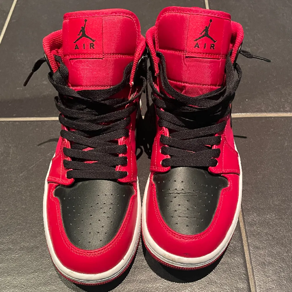 Air Jordan 1 Mid Sneakers. Nyskick endast använda ett fåtal gånger. Storlek 42 EU TrueToSize. Skriv gärna om du är intresserad Kvitto finns. Skor.