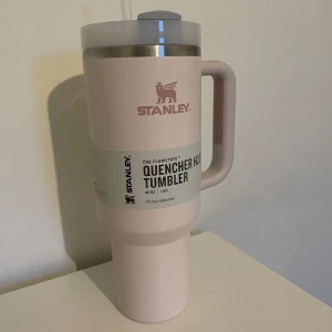 Stanley mugg - Stanley mugg i quartz, helt ny och oanvänd, säljes till högst budande.  Kan skickas eller hämtas i Borlänge 