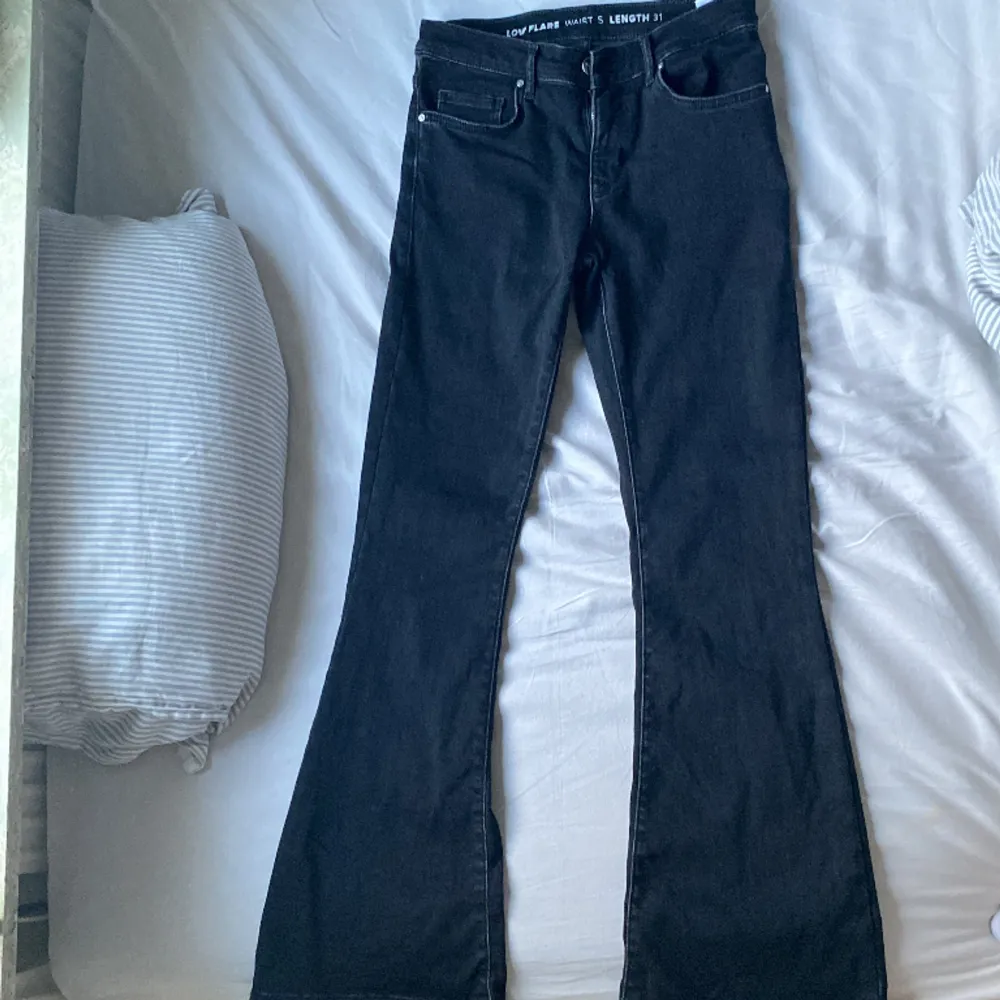 Helt nya svarta jeans från bikbok säljer för att jag inte gillar dom längre men dom är i helt nytt skick LOW WAIST  . Jeans & Byxor.