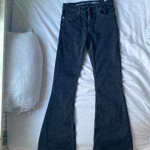 Helt nya svarta jeans från bikbok säljer för att jag inte gillar dom längre men dom är i helt nytt skick LOW WAIST  