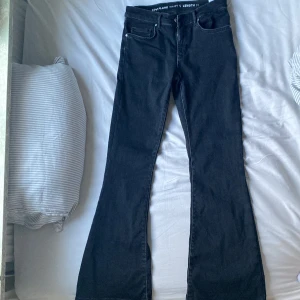 Jeans - Helt nya svarta jeans från bikbok säljer för att jag inte gillar dom längre men dom är i helt nytt skick LOW WAIST  