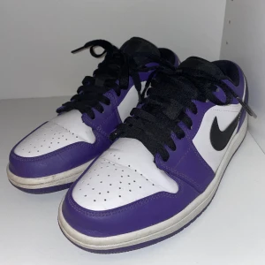 Jordan 1 Low - Jordan 1 Low i lila. Storlek 41. Fint skick, skicka för fler bilder💕