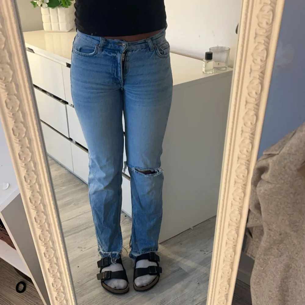 Ja ätten fina blå jeans med ett hål från Gina som tyvärr är lite för små för mig i midjan men är så fina💕. Jeans & Byxor.