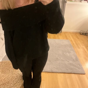 svart off-shoulder - väldigt fin svart off-shoulder tröja från hm, köpt på sellpy💕