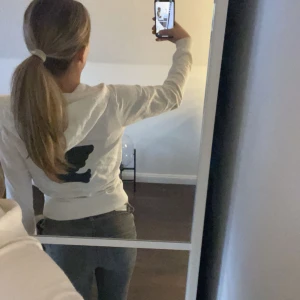 Hoodie - Säljer denna fina mysiga och sköna hoodie som jag knappt fått användning för💘⚡️🪩
