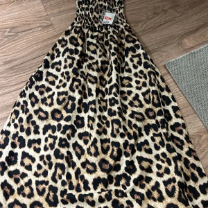 Klänning  - Aldrig använd prislapp kvar köpte för 100 kr. Säljer den för 100kr.