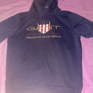 Gant hoodie - Säljer denna sköna gant hoodie då den inte passar mig längre. Vid frågor hör av dig✅