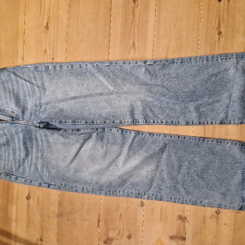 Super fina nya jeans bara provad! Helt nya och jätte fina men kommer inte till användning . Jeans & Byxor.