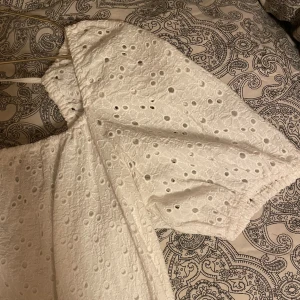 Vit klänning från & Other Stories🌸  - Den perfekta klänningen till studenten! Tänkte ha den själv men valde en annan! Klänningen är endast använd och tvättad en gång! Skriv för fler bilder eller frågor💕 köparen står för eventuell frakt, kan mötas upp i Stockholm! 