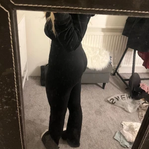 utsvängda byxor  - utsvängda byxor/ yogapants ifrån lager 157!  dem är i nyskick och använt fåtal gånger, är långa på mig som är 1,57cm.  skriv till mig om du har frågor eller är intresserad!☺️