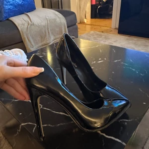 Lack klackar med spetsigare fot - Storlek 39, bra skick.