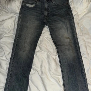 Levis 501 - Säljer ett par sjukt snygga Levis 501. Ser nya ut då jag använt dom inte alls mycket. 9.5/10 skick!   Nypris:1299 