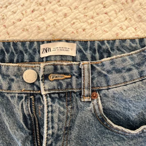 Blå jeans från Zara  - Jeans från Zara som endast har använts ett fåtal gånger pågrund av att de är lite för små för mig🥰 Har en smickrande passform😊