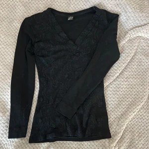Svart tajt tröja  - Supersnygg finstickad tröja i väldigt bra kvalité. I mjuk ylle så ganska varm. Formar sig så fint till kroppen då den är någon tajt men ändå stretchig. Storlek 3, skulle säga att den passar S. Skriv för fler bilder!