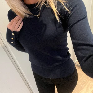 Mörkblå tröja Holly & Whyte - Mörkblå tröja med gulddetaljer från Lindex💞