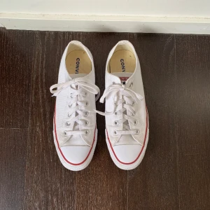 Converse - Vita låga converse i storlek 41.5. Bara använda 2 gånger så nästan oanvända och i mycket bra skick. 