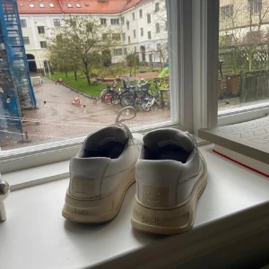 Acne skor - Vita acne skor, inspirerade av 80-tals tennisskor. Bra skick. Använda ett fåtal gånger.