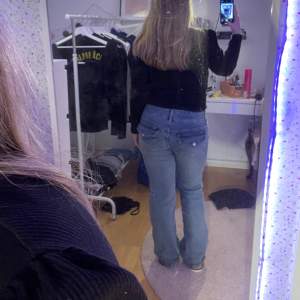 Jeans med coola fickor från h&m. I mycket fint skick. Storlek 40 men passar 38/40