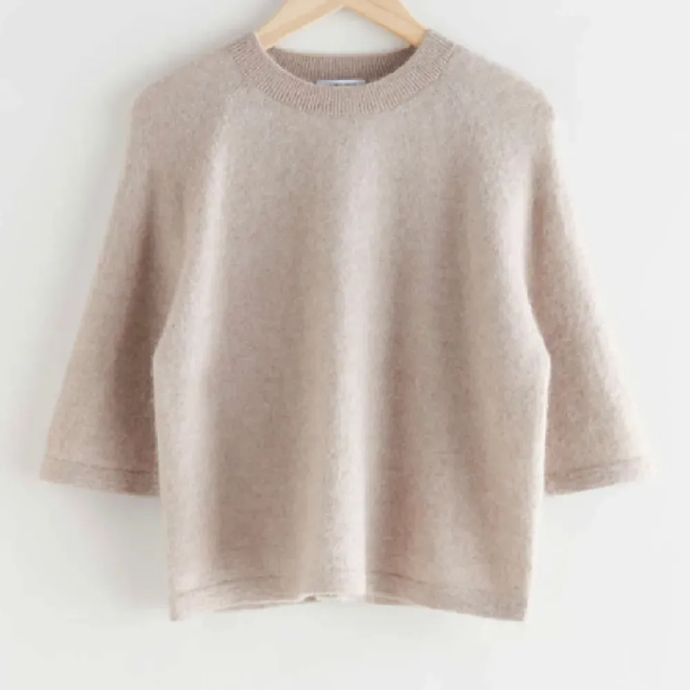 Säljer denna sjuk trendiga tröja som inte går att få tag i längre. Perfekt till alla årstider. ❤️Storlek S. Det är en mer brunare beige egentlgien, inte så ljus som på bilden. Stickat.