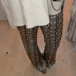 Satinbyxor Zara - Helt nya (prislappen kvar) byxor från zara som är slutsålda på hemsidan💘passar xs-s 💕skriv vid frågor 