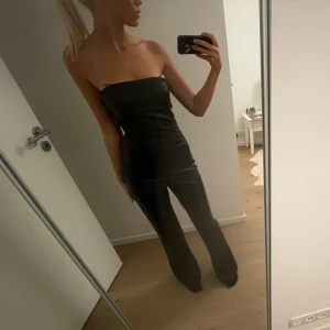 Skinn jumpsuit zara - Läder/skinn jumpsuit från zara strl S oanvänd. Nypris 500 säljer för 300