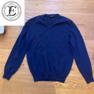 Tröja i Merinoull - Säljer nu en tröja i merinoull från Pettersson & Clark. Tröjan är i bra skick och har inga defekter, Tröjan är i storlek M men efter feltvätt passar den som S/M. Hör av er vid frågor och funderingar🙏🤝