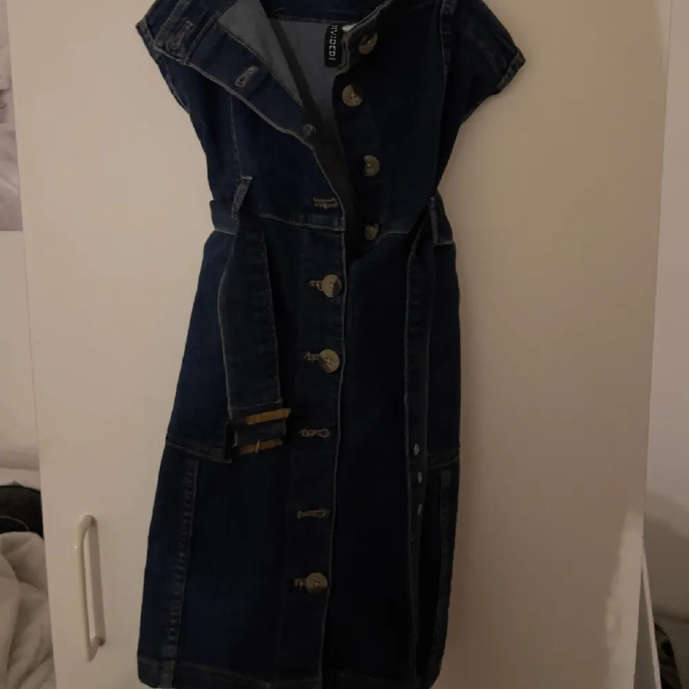 Säljer denna fina jeans klänning från H&M i storlek 36/S. Använd en gång💗 i fint skick!   (För fler bilder och  frågor kontakta mig!💗). Klänningar.