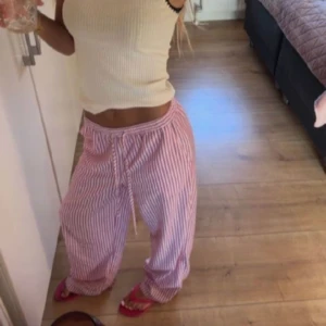 Randiga byxor - Säljer dessa jättefina rosa/röda randiga byxorna liknande de på första bilden💗🌞 super fina till sommaren🌸