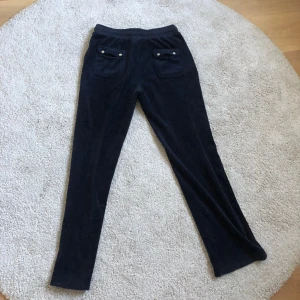 Juisy Couture  - Jag säljer ett par mörk blå juisy couture för att dom är för små. Det är ett rosa märke för dom är från barn avdelningen men dom är äkta 