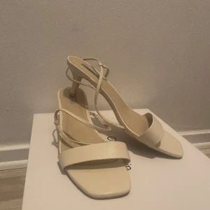 Sandaler med klack - Från Nelly. Fina och bekväma. Lite slitna