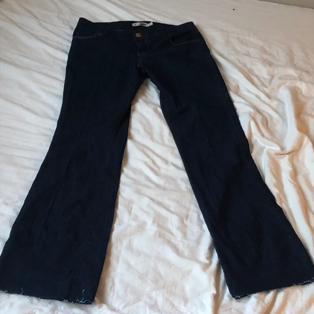 Ett par assnygga mörkblåa bootcut jeans med låg midja. Säljer pga har ett par liknande. Måtten är: midjan 42cm, innerbenslängd: 82cm, bredd på benen längst ned: 25cm. Byxan har stretch. Sömmen längst ned är uppsprättad men annars ny kvalitet. . Jeans & Byxor.
