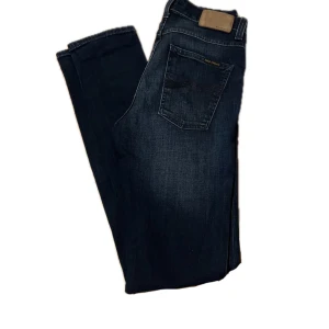 Nudie Jeans Lean Dean - Säljer nu dessa fräscha Nudie Lean Dean Jeansen för endast 549kr. Skicket är som nytt och finns inga synliga defekter. Storlek 29/32. Tveka inte på att ställa frågor. 