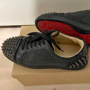 Louboutin skor (finns inte längre att köpa) - Limiterade Louboutin skor Skick 7/10 pris kan diskuteras. Kvitto finns ej